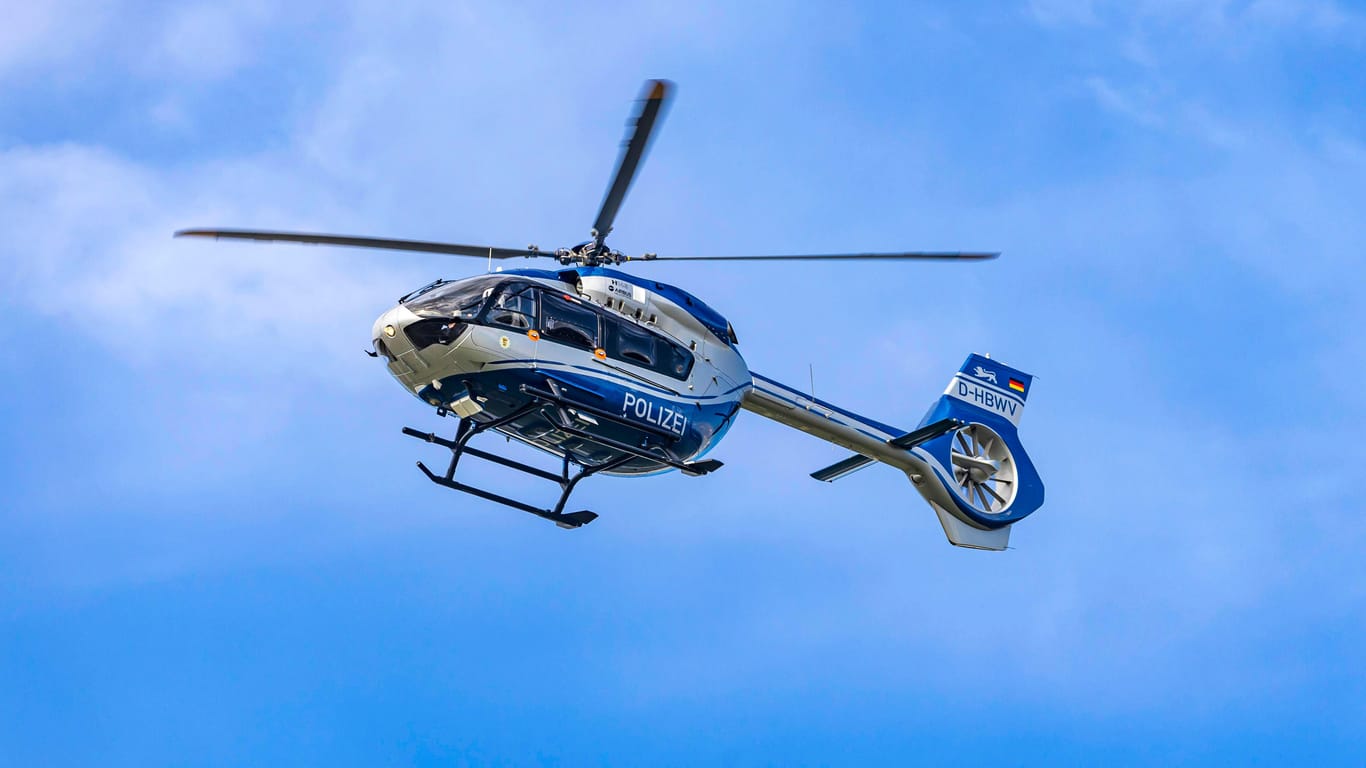 Ein Polizeihubschrauber (Archivbild): Während der Israelische Ministerpräsident zu Besuch war, hat ein Polizeihubschrauber eine Figur in den Himmel geflogen.