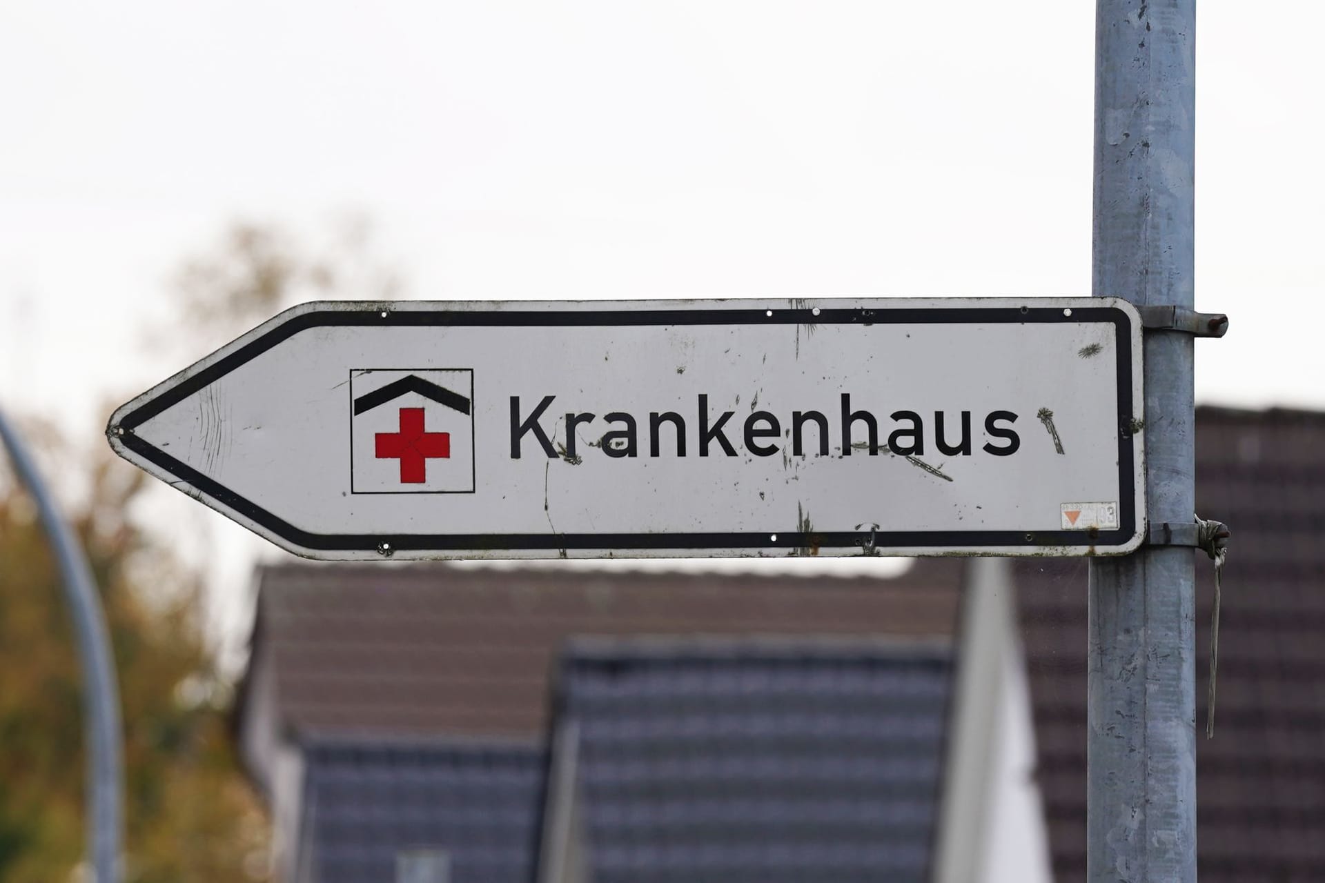 Ein Hinweisschild mit der Aufschrift "Krankenhaus" (Symbolbild): Ein Mann ist nach einem Fahrradunfall im Krankenhaus gestorben.