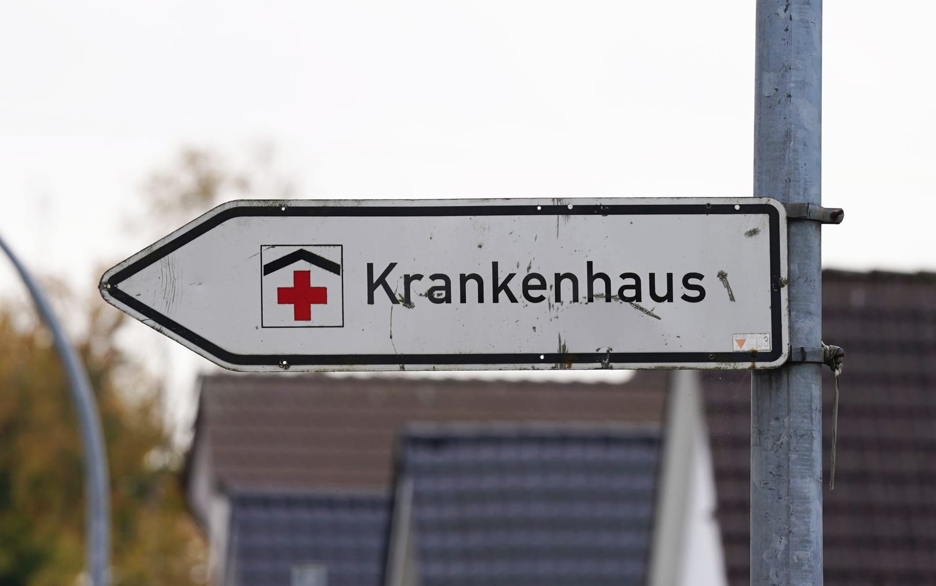 Ein Hinweisschild mit der Aufschrift "Krankenhaus" (Symbolbild): Ein Mann ist nach einem Fahrradunfall im Krankenhaus gestorben.