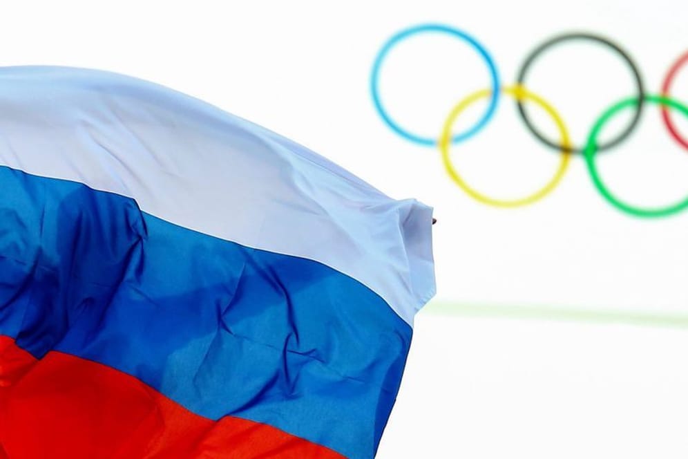 Russische Flagge und die olympischen Ringe: Der Leichtathletik-Weltverband entspricht der Empfehlung des IOC nicht.