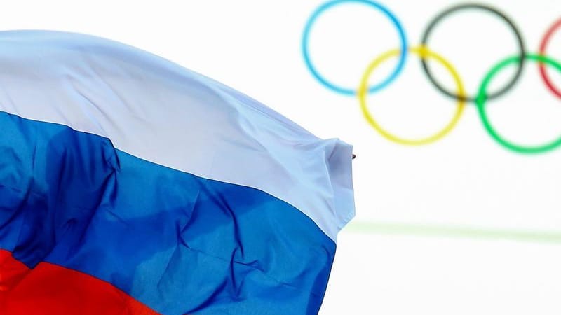 Russische Flagge und die olympischen Ringe: Der Leichtathletik-Weltverband entspricht der Empfehlung des IOC nicht.