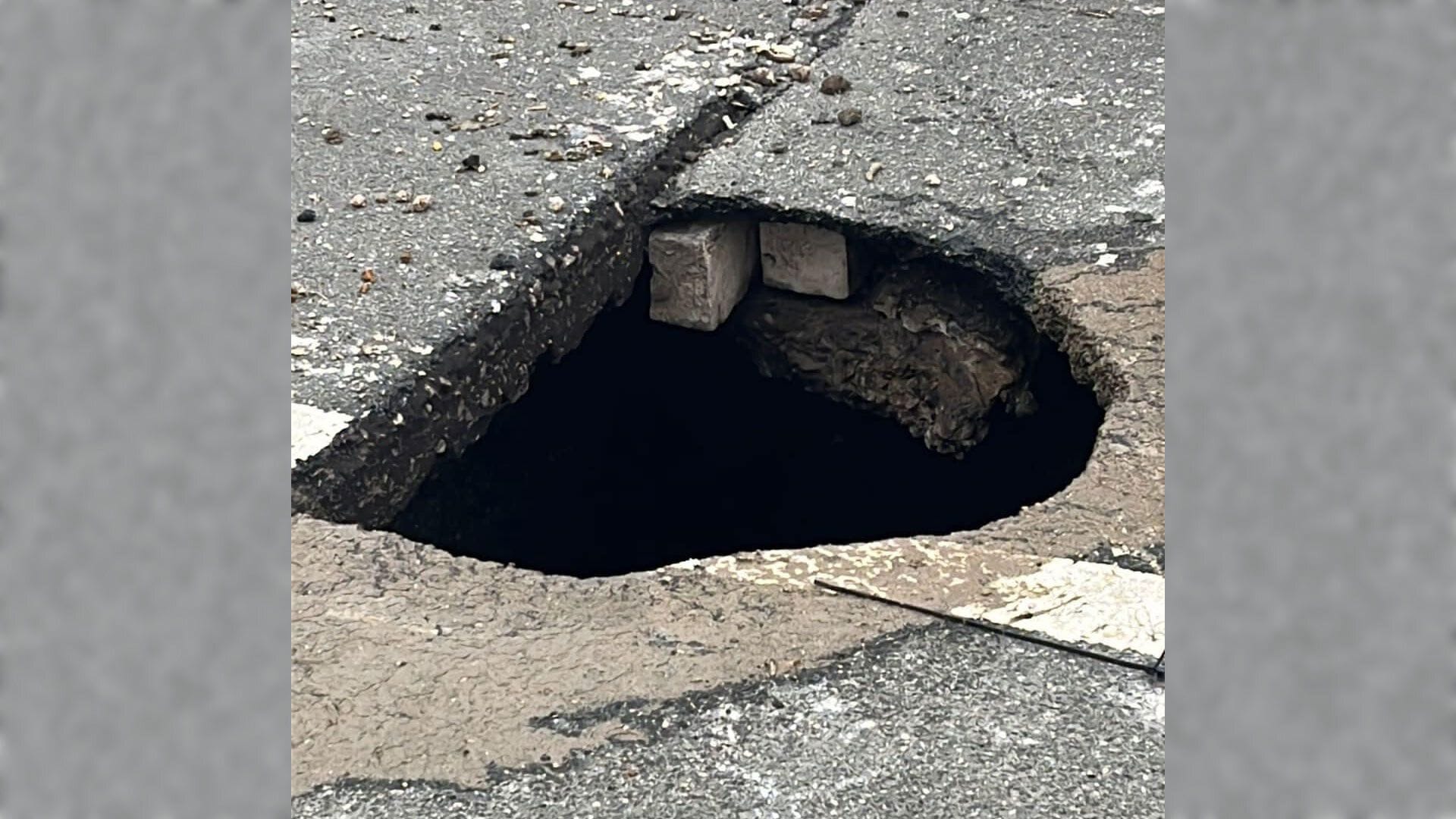 Mit Wasser gefüllt: Laura Gerber übersah im Dunkeln ein Loch im Asphalt.