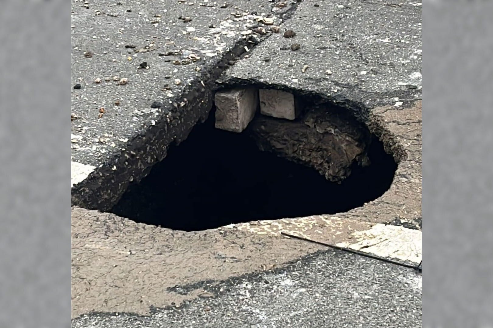 Mit Wasser gefüllt: Laura Gerber übersah im Dunkeln ein Loch im Asphalt.