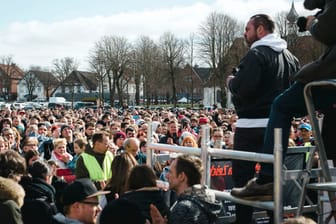 Heide am Sonntag: Wie am Vortag versammelten sich Menschen zu einer Mahnwache.