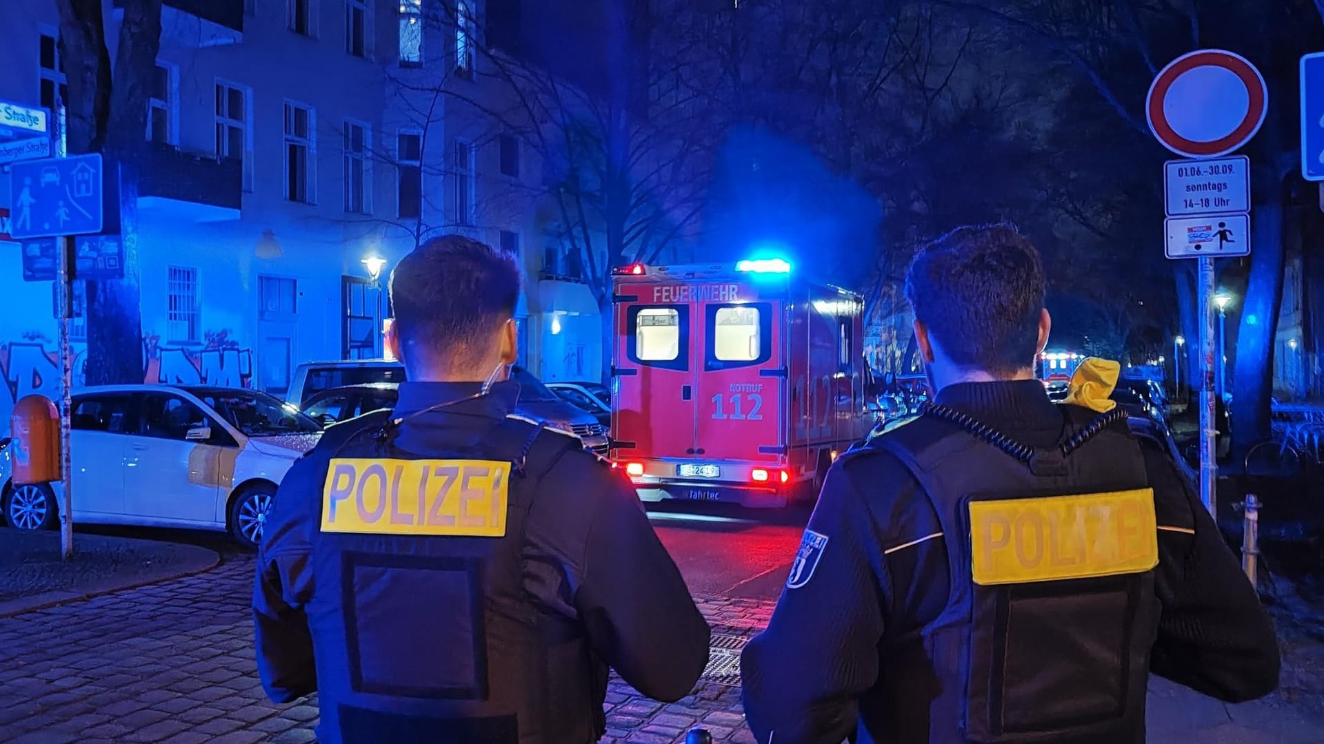 Polizei und Feuerwehr am Einsatzort: Für einen Mann kam jede Hilfe zu spät.
