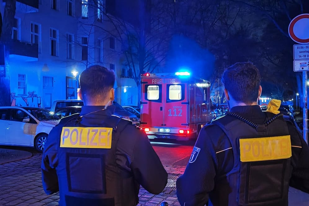 Polizei und Feuerwehr am Einsatzort: Für einen Mann kam jede Hilfe zu spät.
