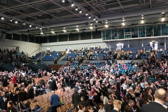 Tausende Menschen kamen zur Gedenkfeier der Zeugen Jehovas für die Opfer des Hamburger Amoklaufes in die Alsterdorfer Sporthalle.
