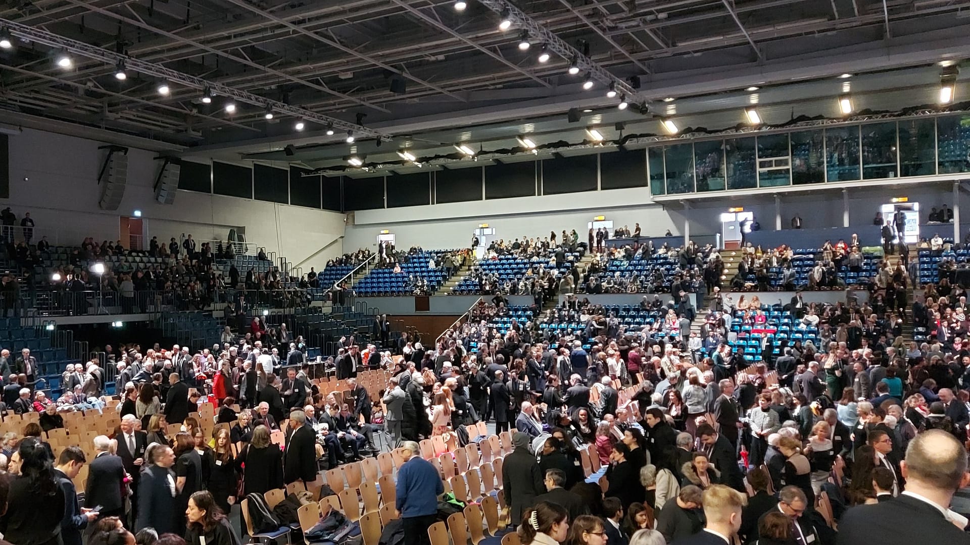 Tausende Menschen kamen zur Gedenkfeier der Zeugen Jehovas für die Opfer des Hamburger Amoklaufes in die Alsterdorfer Sporthalle. Tausende Menschen kamen zur Gedenkfeier der Zeugen Jehovas für die Opfer des Hamburger Amoklaufes in die Alsterdorfer Sporthalle.