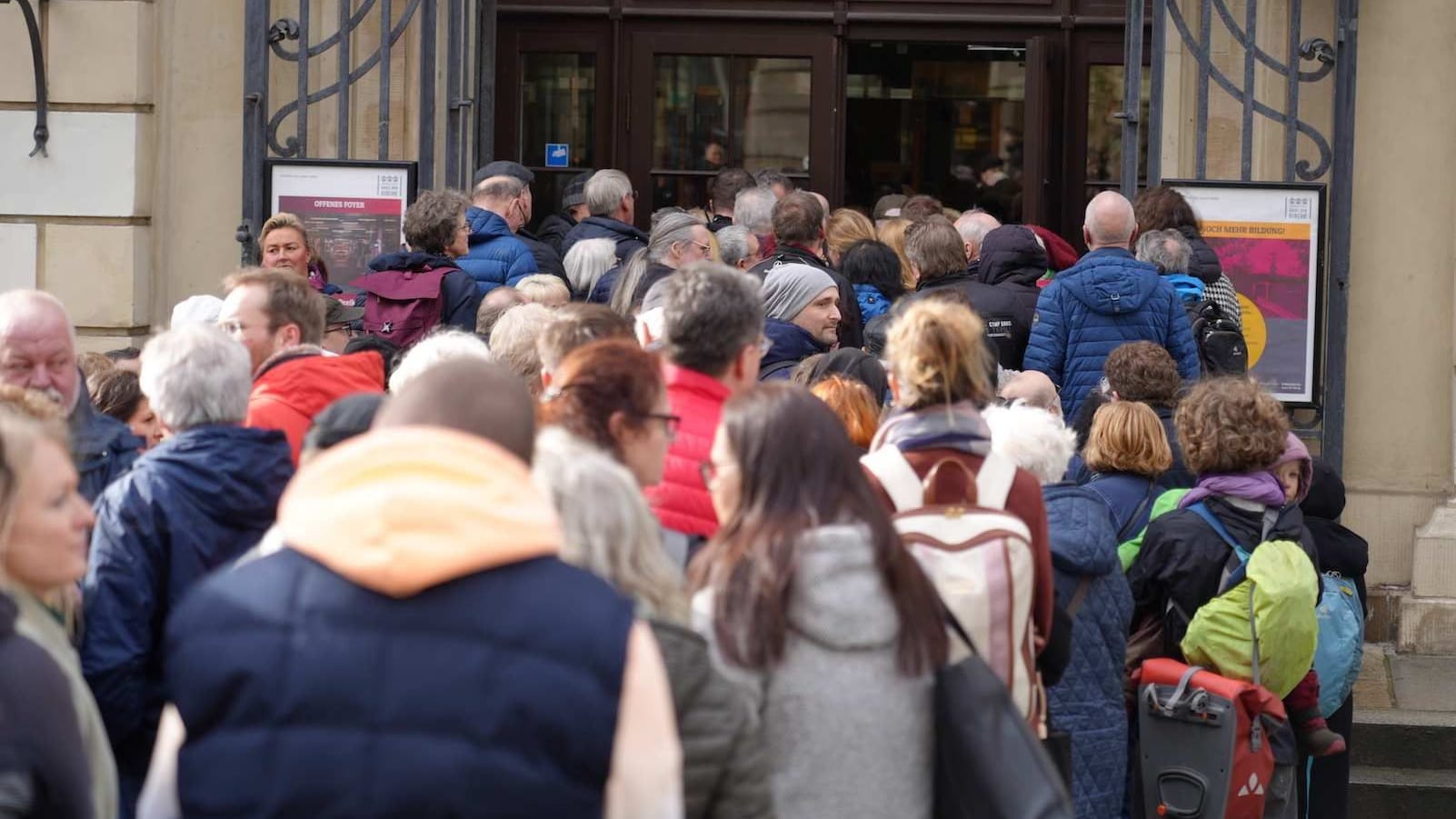 Das Interesse ist sehr gross, die Plaetze begrenzt. Die Stimmung ist aufgeheizt, auch bekannte Rechtsextreme haben sich unter die Zuschauer gemischt. Es gibt immer wieder Zwischenrufe. Die Polizei sichert die Veranstaltung mit einem Grossaufgebot ab.