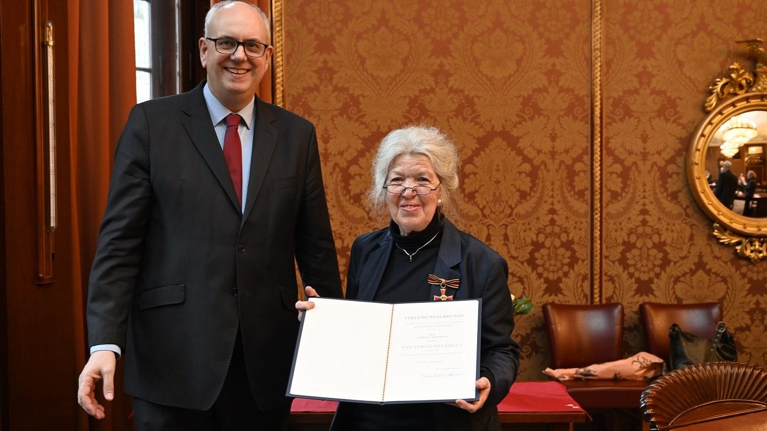Bürgermeister Bovenschulte überreicht das Verdienstkreuz am Bande an Gabriele Steinbach