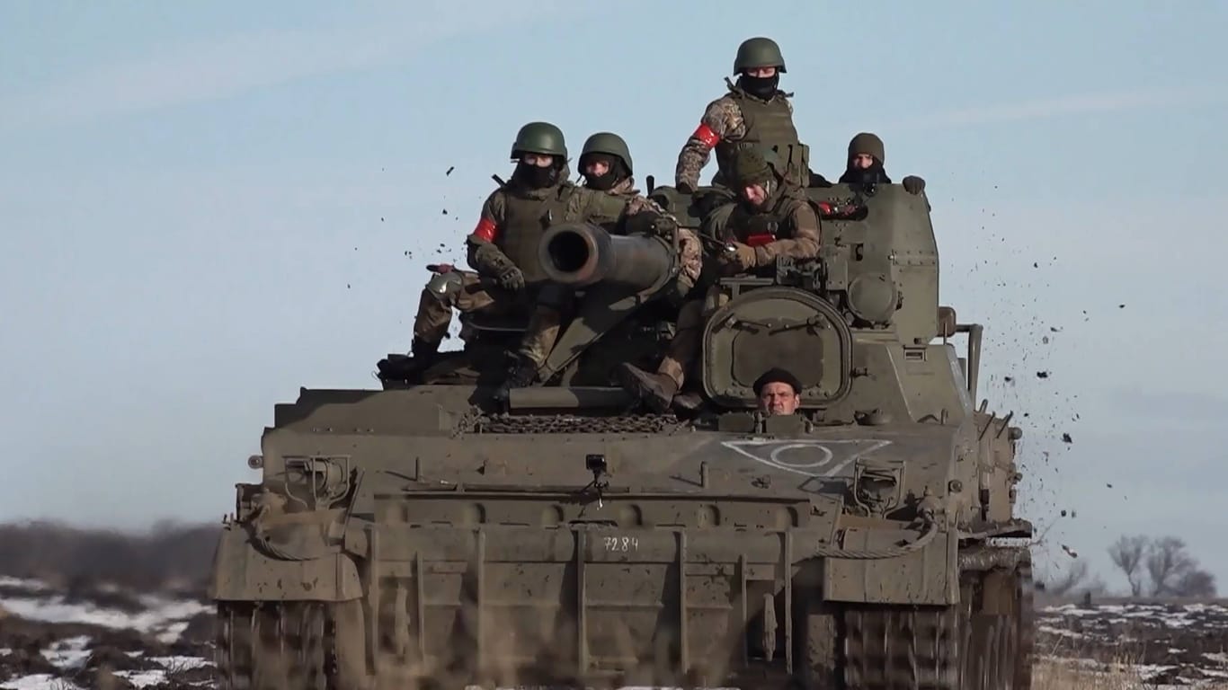 Russische Soldaten auf einem gepanzerten Fahrzeug: Nach britischen Angaben hat Russland bereits mehr als 5.000 gepanzerte Fahrzeuge verloren.