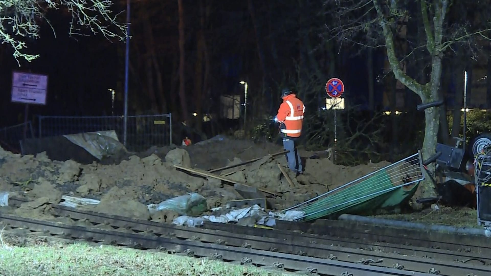 Fliegerbomben in Laatzen gesprengt - Schäden an Straße und Gleis