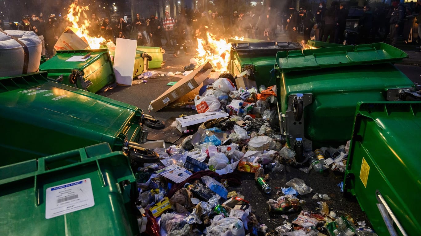 Müllberge brennen in einer Straße in Paris: Am Samstag fanden zahlreiche Proteste gegen den Plan von Präsident Macron statt, das Renteneintrittsalter anzuheben.