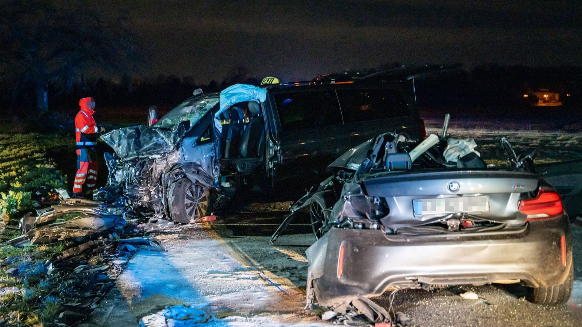 Zwei Fahrzeugwracks stehen auf einer Straße nahe Karlsruhe: Bei der Kollision eines Autos und eines Großraumtaxis nahe Karlsruhe starben fünf Menschen.