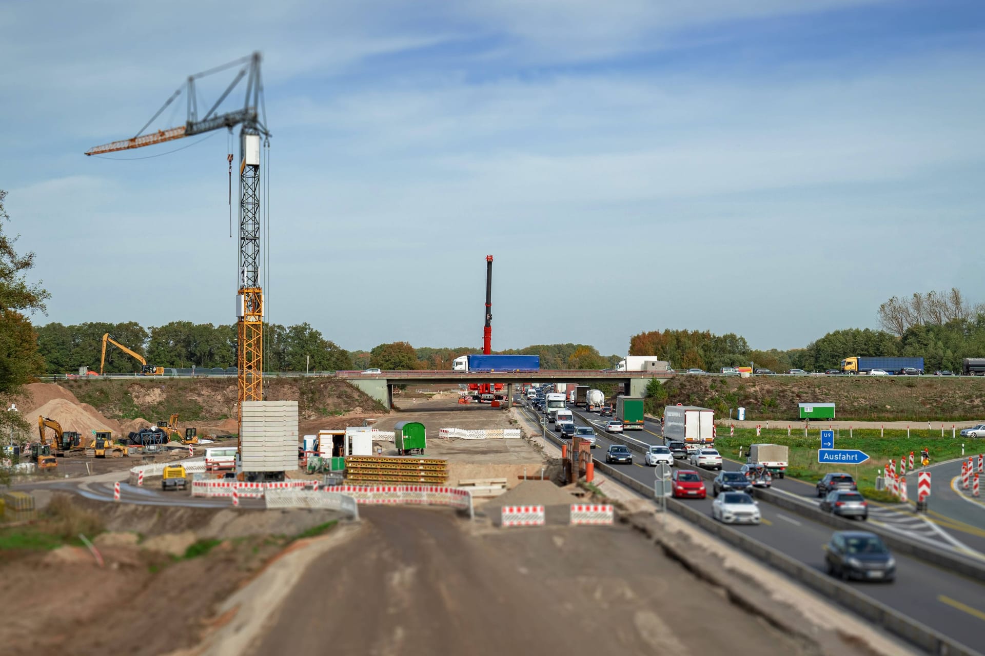 Neubau einer Autobahnbrücke bei der niedersächsischen Ortschaft Holdorf (Symbolfoto): Die Bundesregierung hat den beschleunigten Autobahnausbau beschlossen.