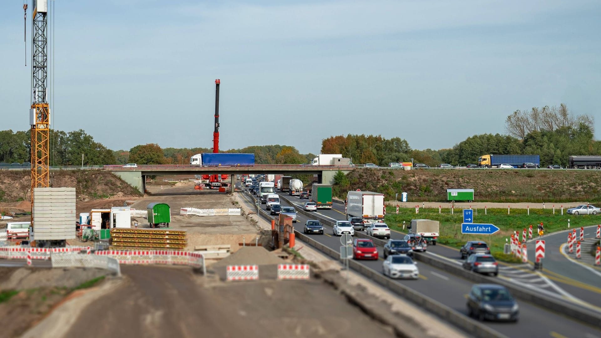 Neubau einer Autobahnbrücke bei der niedersächsischen Ortschaft Holdorf (Symbolfoto): Die Bundesregierung hat den beschleunigten Autobahnausbau beschlossen.