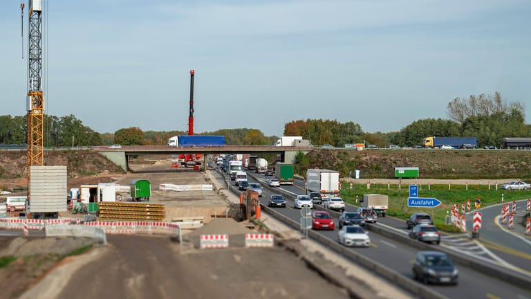Neubau einer Autobahnbrücke bei der niedersächsischen Ortschaft Holdorf (Symbolfoto): Die Bundesregierung hat den beschleunigten Autobahnausbau beschlossen.