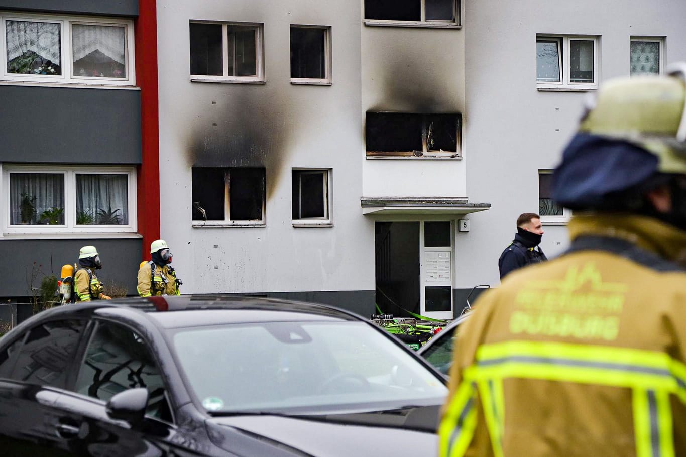 Die Feuerwehr Duisburg ist am Freitagmorgen zu einem Brand an der Beethovenstraße ausgerückt. Bei dem Brand wurde eine Person tödlich verletzt. Mehrere weitere ebenfalls verletzt.