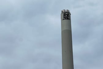 Aufregung am Erlanger Heizkraftwerk: Aktivisten haben am Mittwoch einen Schornstein besetzt.
