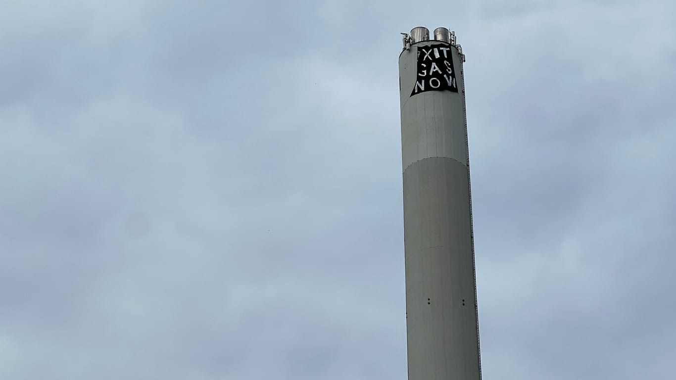 Aufregung am Erlanger Heizkraftwerk: Aktivisten haben am Mittwoch einen Schornstein besetzt.