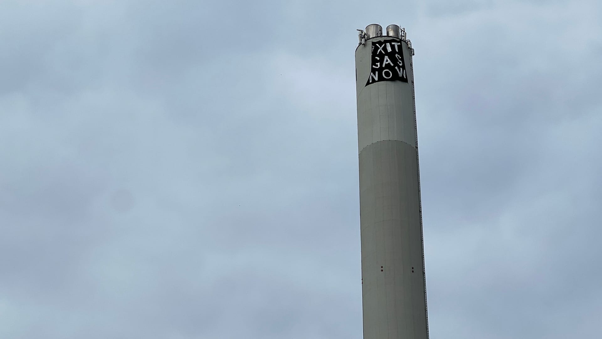 Aufregung am Erlanger Heizkraftwerk: Aktivisten haben am Mittwoch einen Schornstein besetzt.