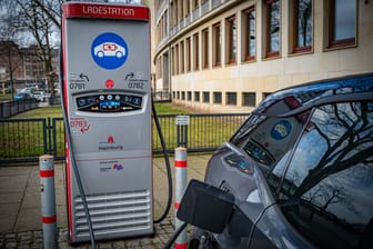 Ein Elektroauto zapft Strom an einer Ladestation in Hamburg (Symbolbild): An der Davidwache hat die Polizei Hamburg exklusive Säulen installieren lassen.
