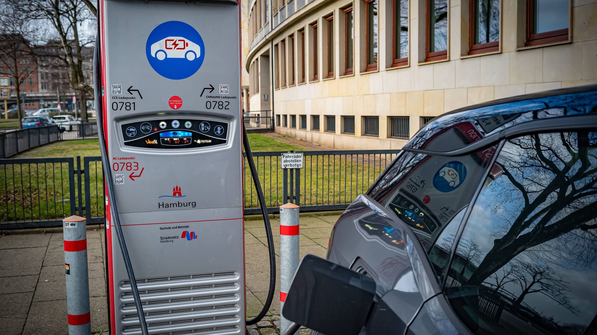 Ein Elektroauto zapft Strom an einer Ladestation in Hamburg (Symbolbild): An der Davidwache hat die Polizei Hamburg exklusive Säulen installieren lassen. Ein Elektroauto zapft Strom an einer Ladestation in Hamburg (Symbolbild): An der Davidwache hat die Polizei Hamburg exklusive Säulen installieren lassen.