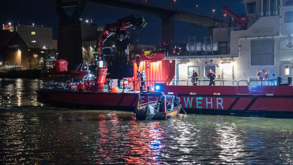 Schiffe der Feuerwehr auf der Elbe: Sie transportierten den Leichnam an Land.