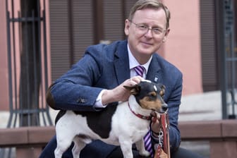Thüringens Ministerpräsident Bodo Ramelow mit seinem Hund Attila: Der Jack-Russell-Terrier begleitete den Landeschef zu zahlreichen Terminen in Politik und Medien.