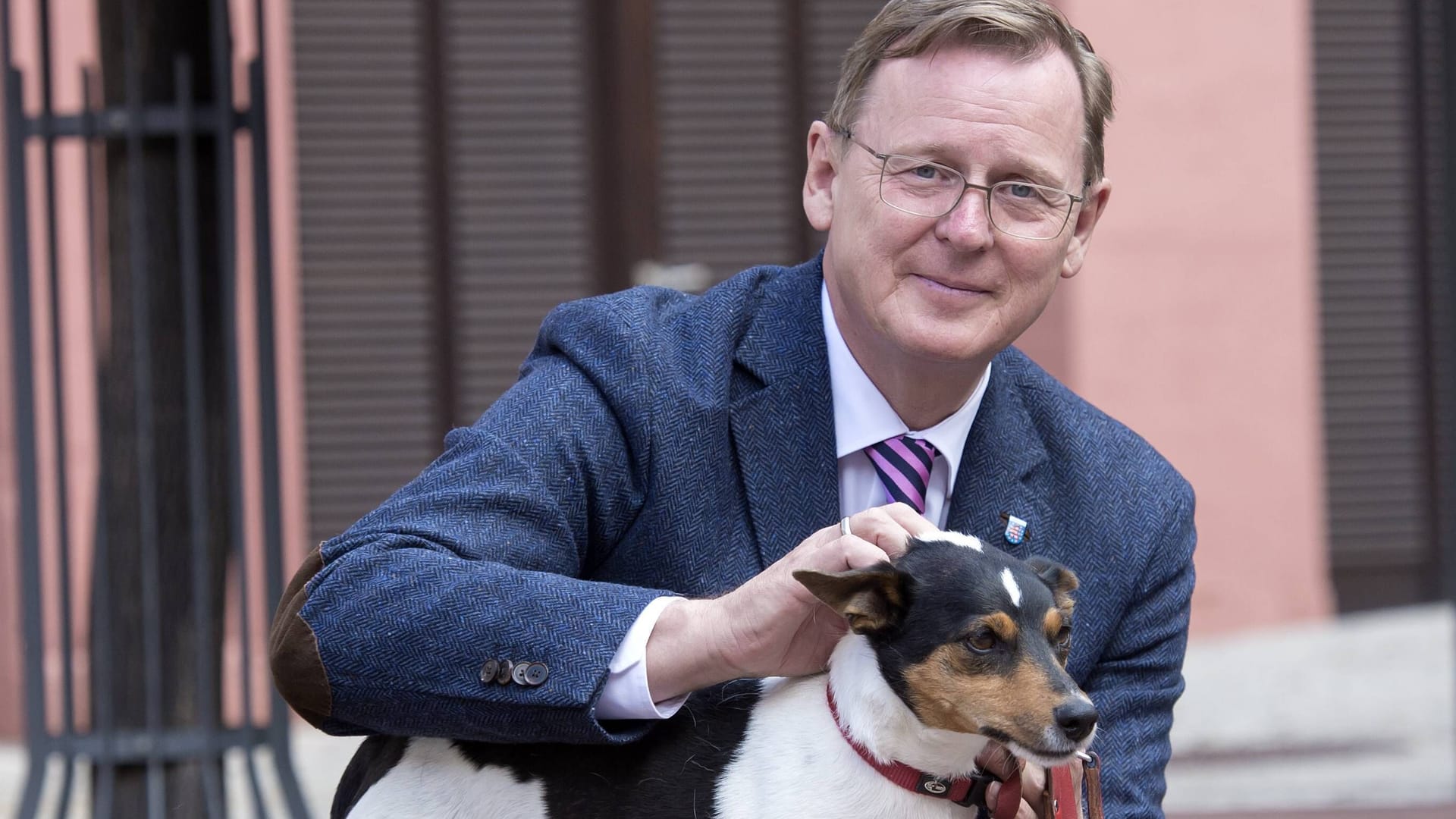 Thüringens Ministerpräsident Bodo Ramelow mit seinem Hund Attila: Der Jack-Russell-Terrier begleitete den Landeschef zu zahlreichen Terminen in Politik und Medien.