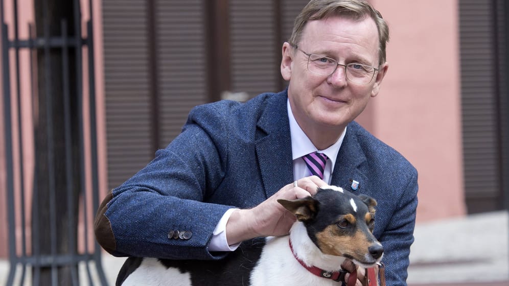 Thüringens Ministerpräsident Bodo Ramelow mit seinem Hund Attila: Der Jack-Russell-Terrier begleitete den Landeschef zu zahlreichen Terminen in Politik und Medien.