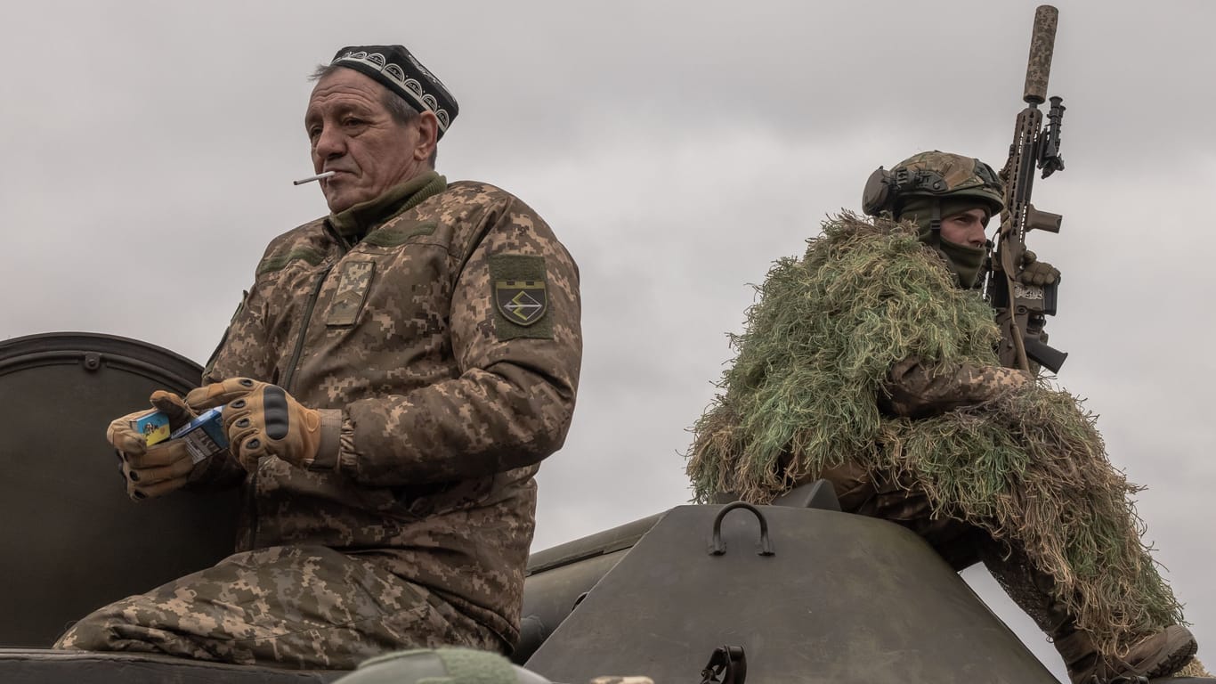 Ukrainische Soldaten an der Front im Osten: Präsident Selenskyj fordert die Unterstützung der Bevölkerung für die Kämpfer.