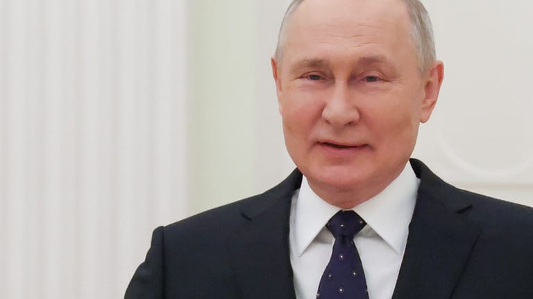 Wladimir Putin: Russland Despot will die Gesellschaft kontrollieren.