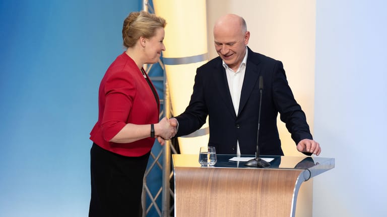 Franziska Giffey schüttelt Kai Wegner die Hand (Archivbild): Die Jusos unterstützen die Koalitionsverhandlungen nicht.
