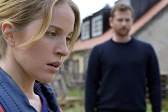 "Käthe und ich – Verbotene Liebe": Ina (Paula Kalenberg) bekommt Hilfe von Psychologe Paul Winter (Christoph Schechinger).