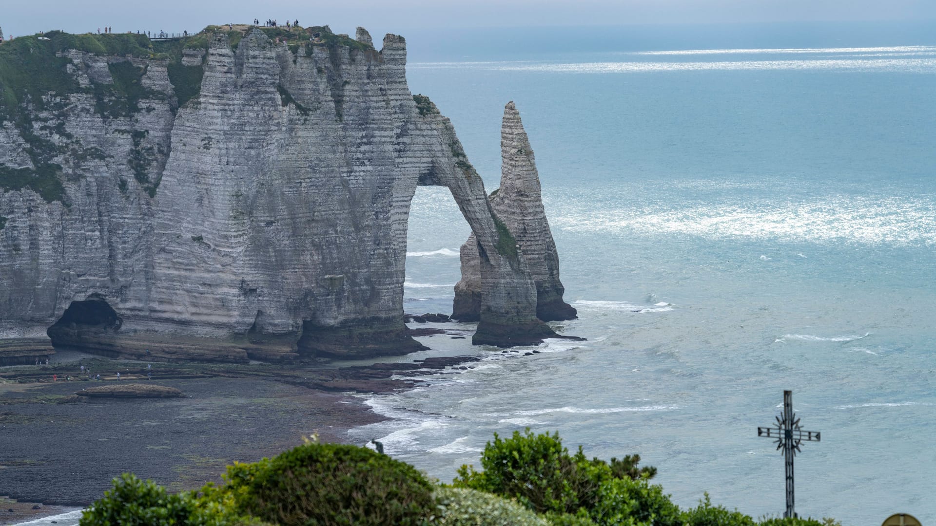 Bedrohtes Naturdenkmal: Durch den hohen Besucherandrang sind an den Klippen von Étretat bereits Schäden aufgetreten.