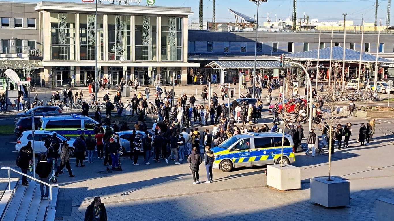 Über eine Stunde war die Straße direkt vor dem Dortmunder Hauptbahnhof blockiert – vermutlich viele Anreisende verpassten ihre Züge.