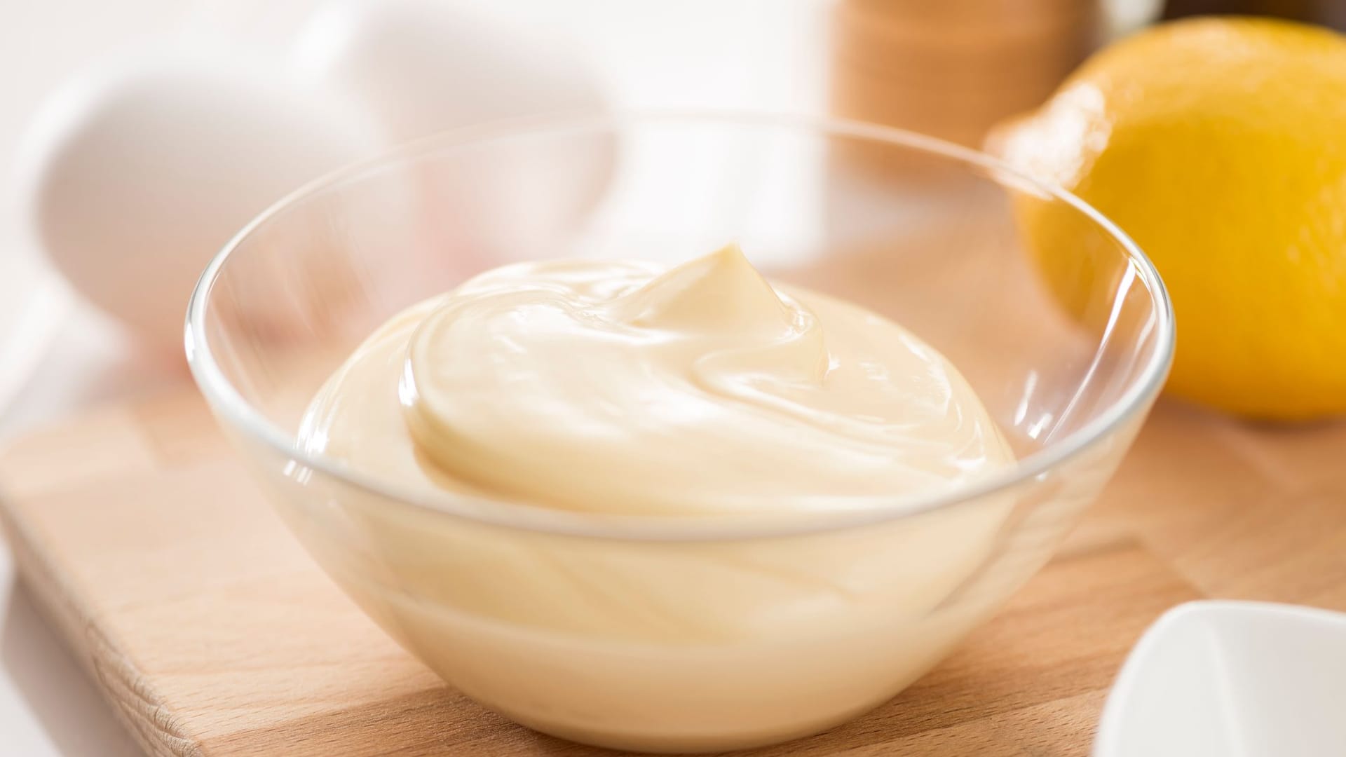 Mayonnaise: Das Hausmittel besteht unter anderem aus Fett.