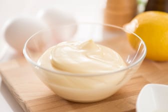 Mayonnaise: Das Hausmittel besteht unter anderem aus Fett.