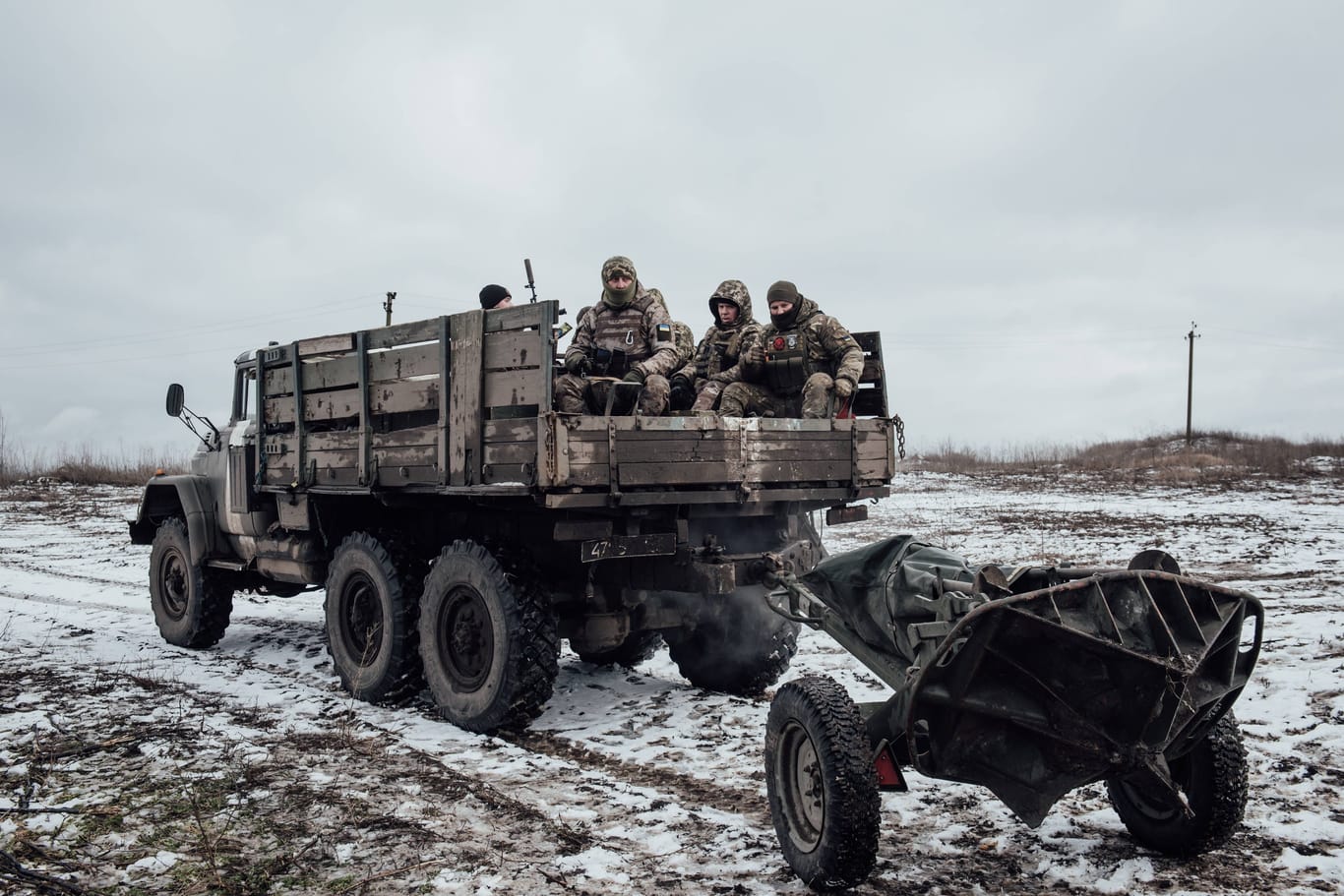 Ukrainische Soldaten unterwegs im Donbass (Archivbild): Rund um die Stadt Bachmut dauern die Kämpfe an.