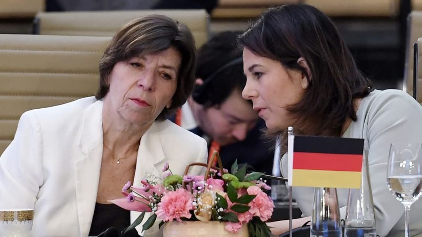 Baerbock unterhält sich mit der französischen Außen- und Europaministerin Catherine Colonna während des G20-Außenministertreffens.