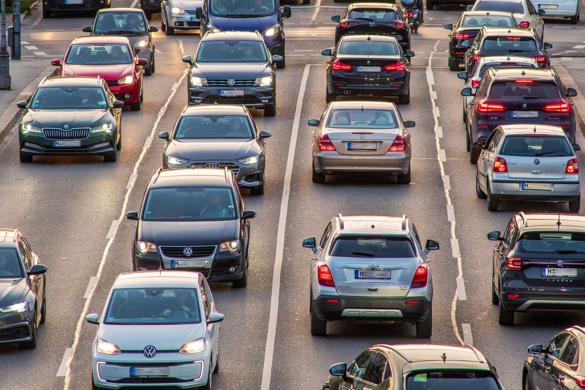 Gedeckte Farben am beliebtesten: Fast jeder dritte Neuwagen war 2022 grau, jeder vierte war schwarz. Weiß folgt mit rund 20 Prozent auf Rang drei.