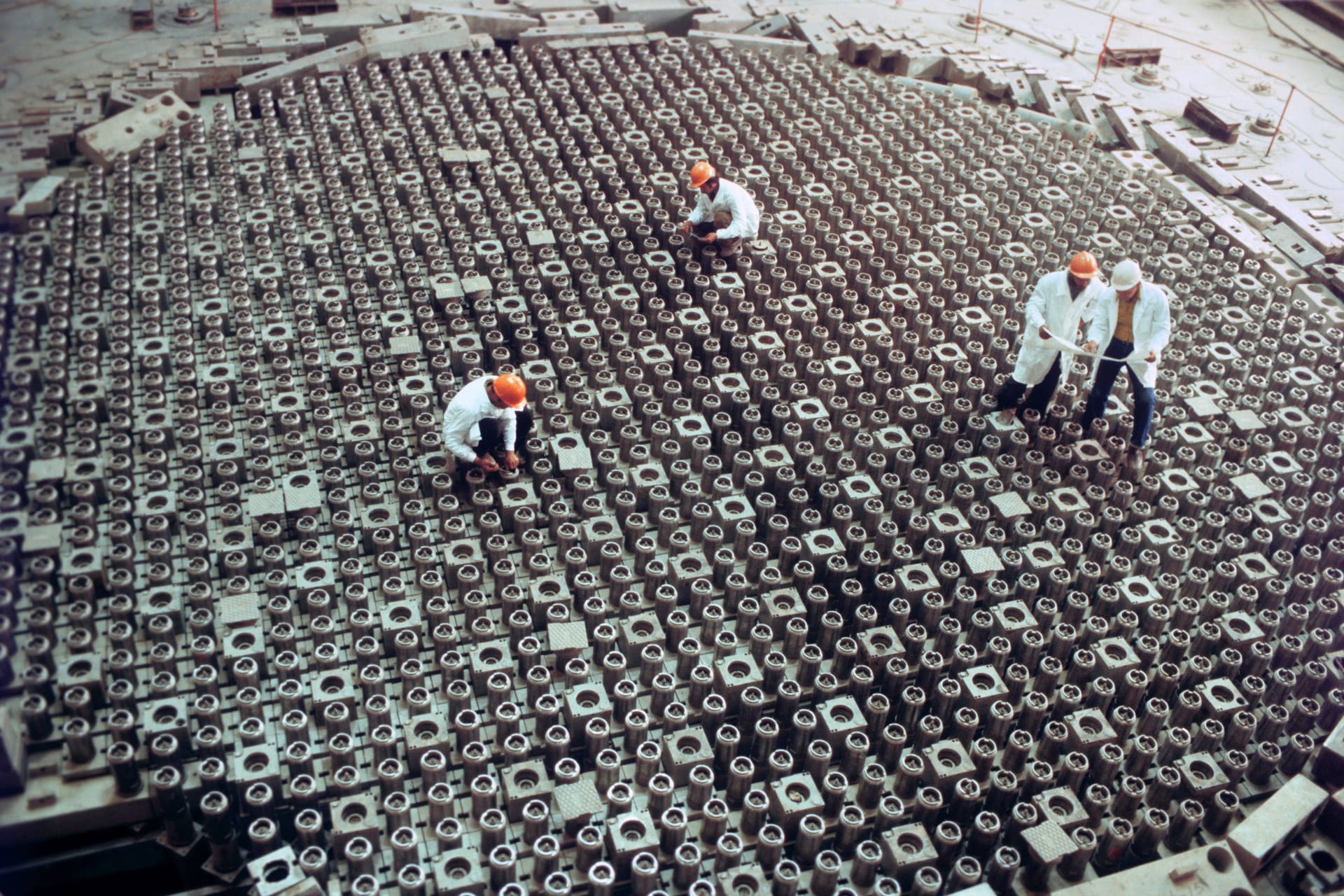 Seltener Einblicke in den Atomreaktor (Symbolbild): Hier bauen Wissenschaftler das russische Atomkraftwerk in Smolensk auf – in Deutschland sollen alle Atomkraftwerke vorsichtig abgebaut werden.