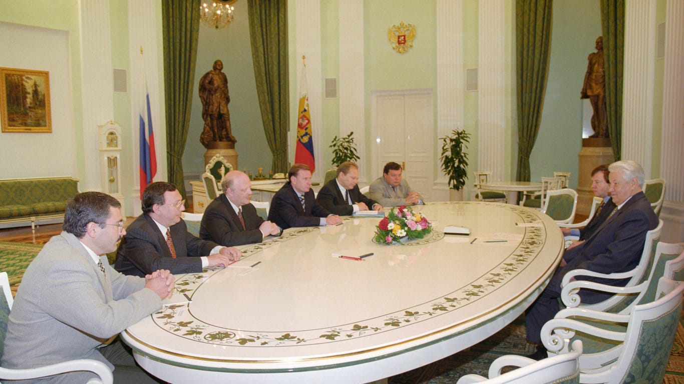 Unter Boris Jelzin (vorne rechts) stieg Chodorkowski (vorne links) zum einflussreichen Unternehmer auf. Unter dessen Nachfolger Wladimir Putin kam er für zehn Jahre ins Gefängnis.