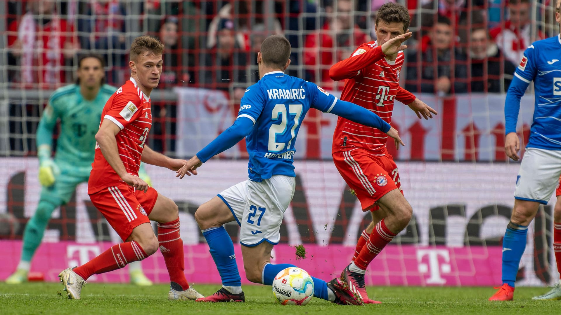 Andrej Kramaric im Zweikampf mit Thomas Müller: Die Szene führte letztlich zum Ausgleich der Hoffenheimer.