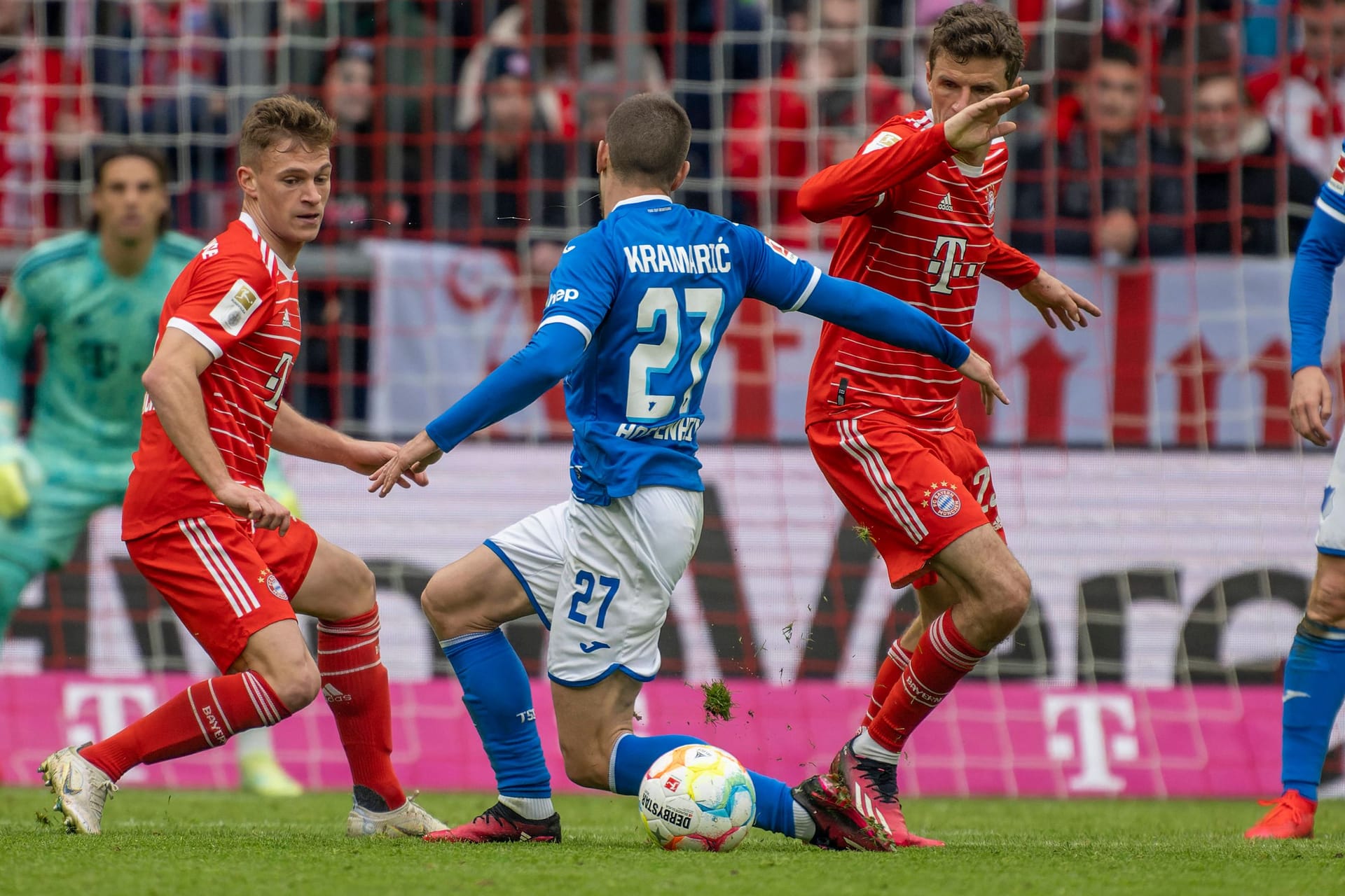 Andrej Kramaric im Zweikampf mit Thomas Müller: Die Szene führte letztlich zum Ausgleich der Hoffenheimer.