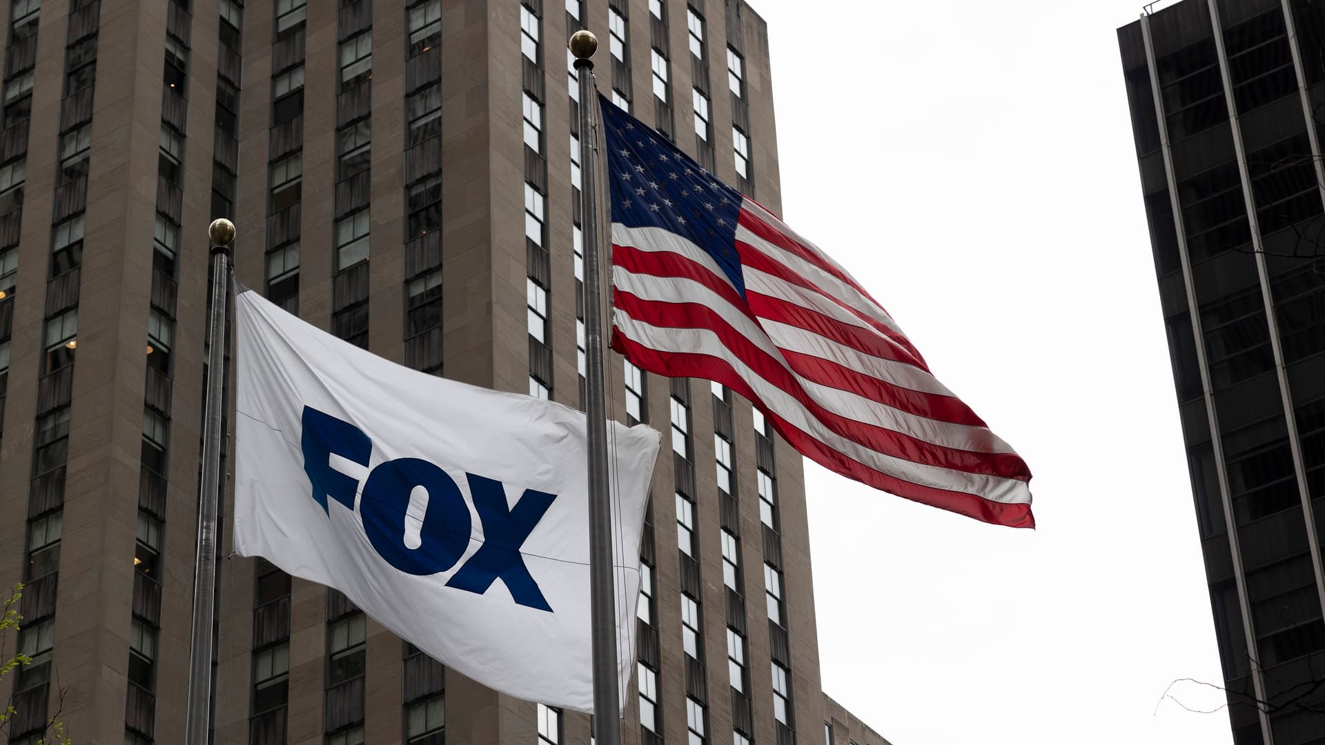 Der Medienkonzern Fox erklärte sich zur Zahlung von mehr als einer Dreiviertelmilliarde US-Dollar Entschädigung an den Wahlmaschinenhersteller Dominion bereit.