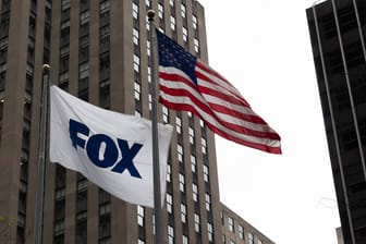 Der Medienkonzern Fox erklärte sich zur Zahlung von mehr als einer Dreiviertelmilliarde US-Dollar Entschädigung an den Wahlmaschinenhersteller Dominion bereit.