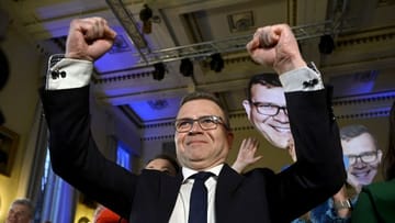 Is ahead according to projections: Petteri Orpo with his conservative National Coalition Party.