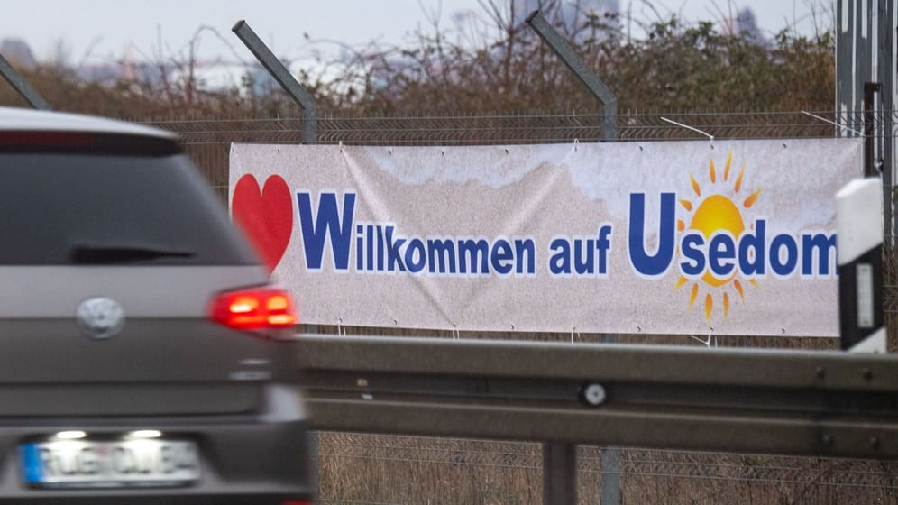 "Willkommen auf Usedom" – heißt es auf Rügen: Die Gruppe "Usedom Guerilla" bekannte sich zu dem Scherz.
